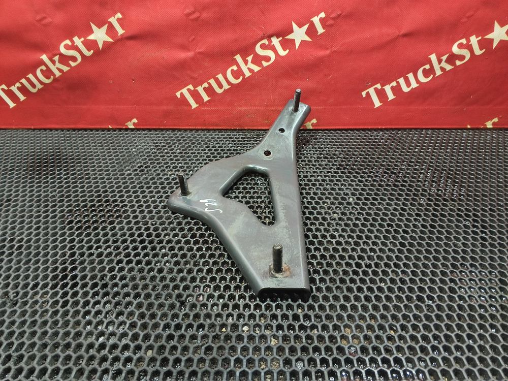 Кронштейн брызговика правого 2019г