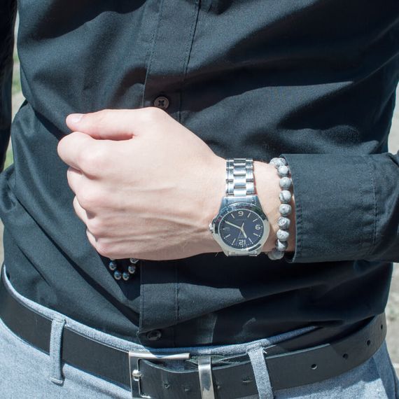 Браслет из серой яшмы на руке мужчины, фото сбоку