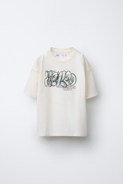 ZARA ФУТБОЛКА С ПРИНТОМ ГРАФФИТИ, ЭКРЮ