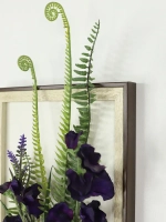 Искусственные цветы в багетной раме для декора