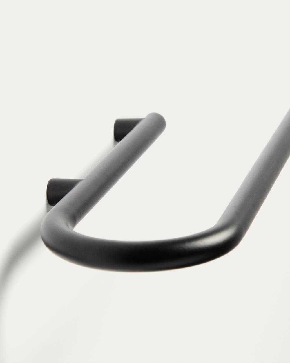 Полотенцесушитель Arely из черного металла