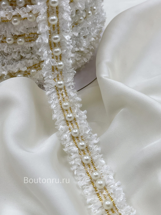 Тесьма белая с золотистой нитью люрекс и жемчугом 2 см (узкая)