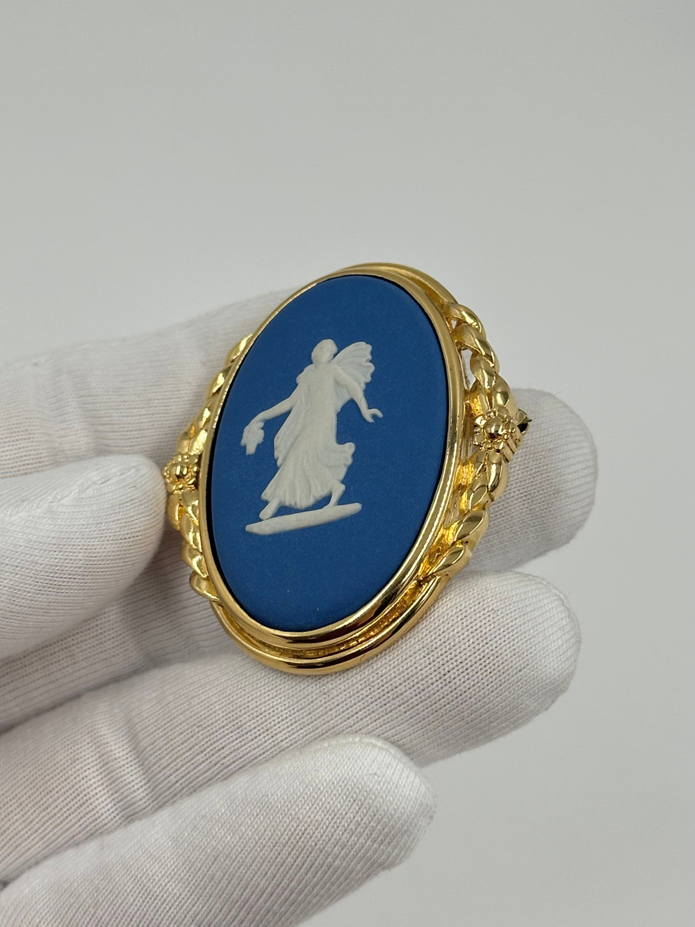 Брошь Wedgwood синяя