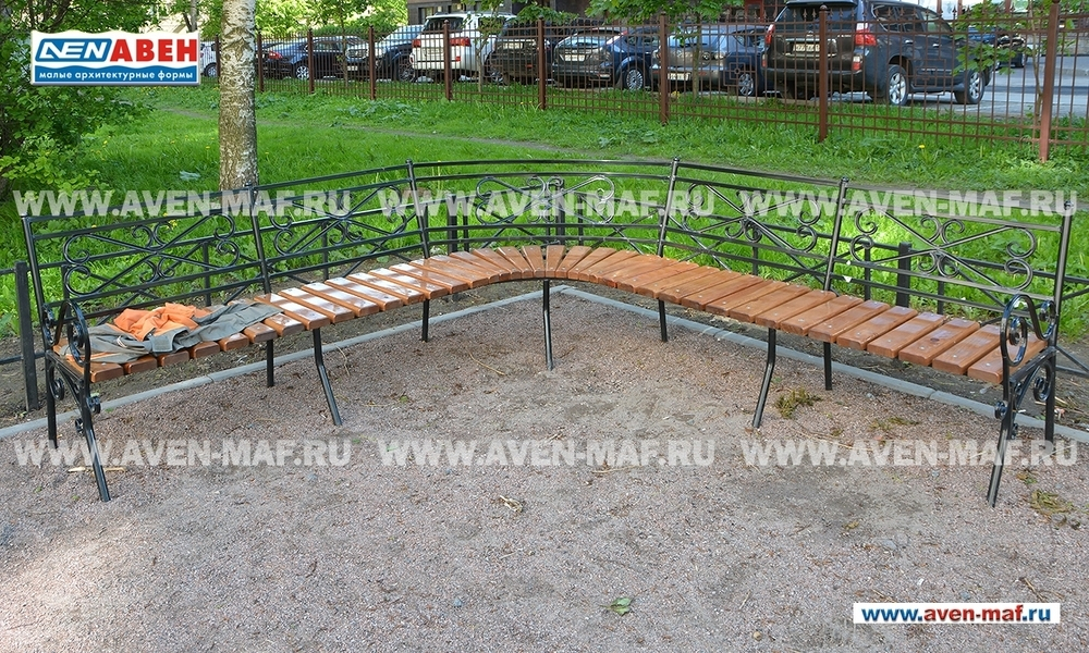 Скамейка на металлическом каркасе