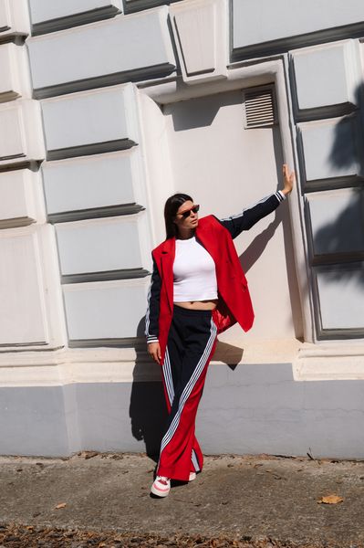 Брючный костюм коричневый с лампасами