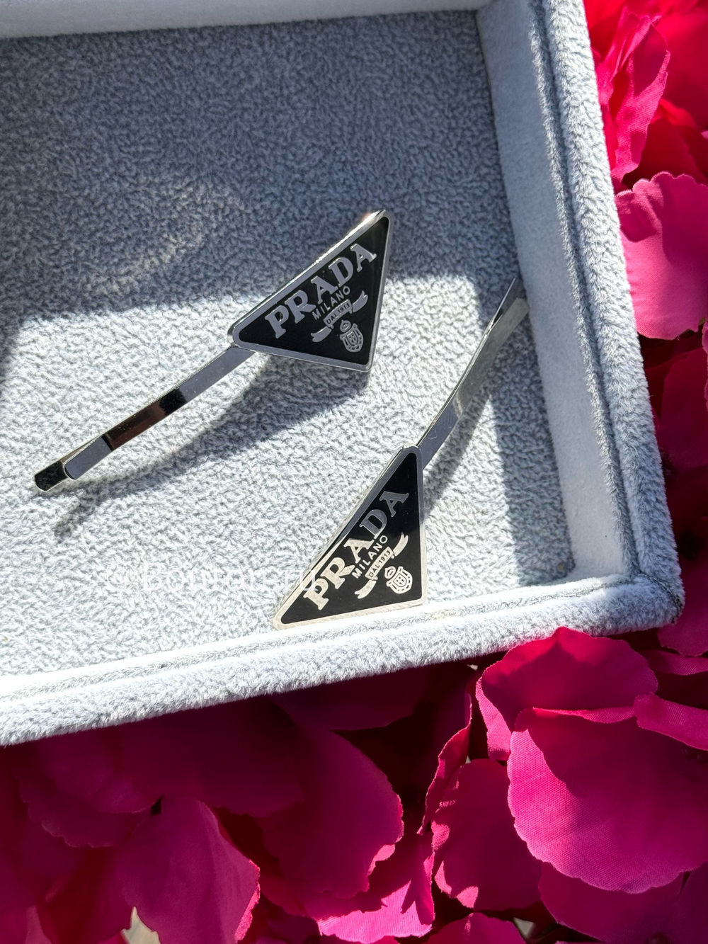 Заколки Прад. логотип черный серебро