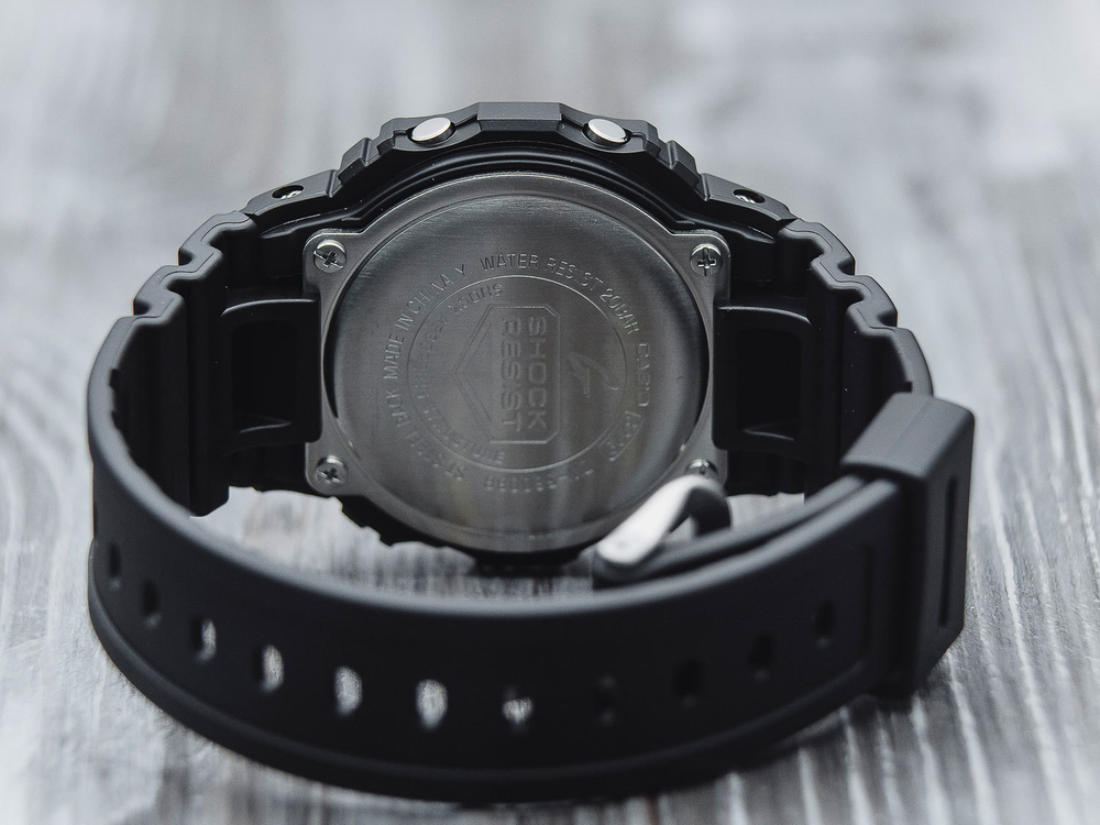 Японские наручные часы Casio G-SHOCK DW-5600BB-1E