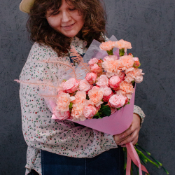75. Уютный букет в персиково-розовой гамме с кустовыми розами