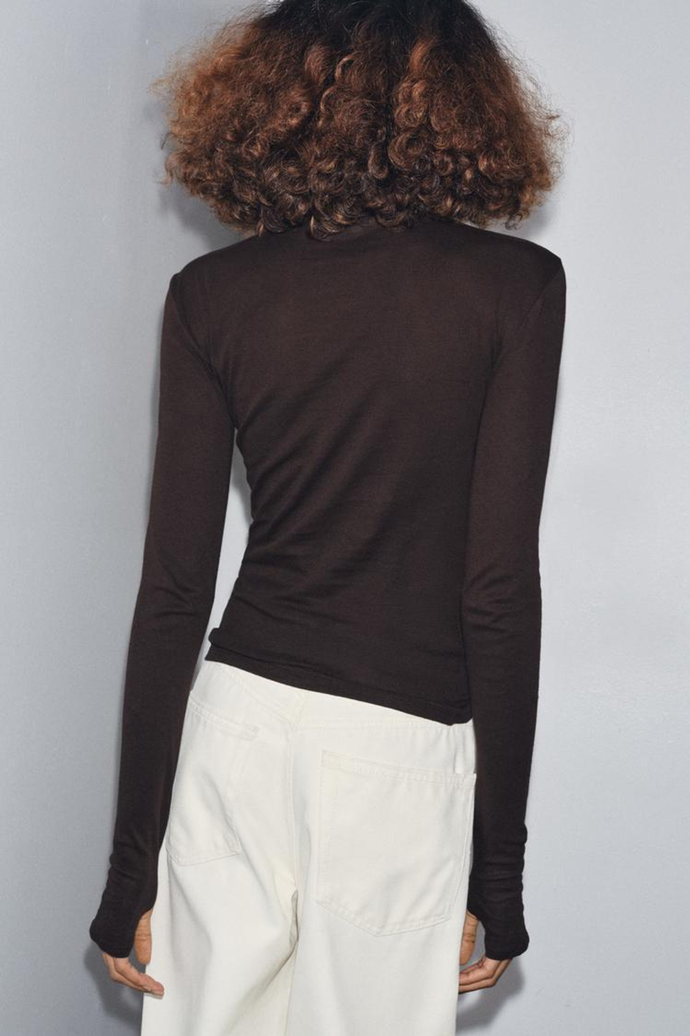 ZARA ПРИТАЛЕННАЯ ФУТБОЛКА С ВОРОТНИКОМ-СТОЙКОЙ, ШОКОЛАДНЫЙ