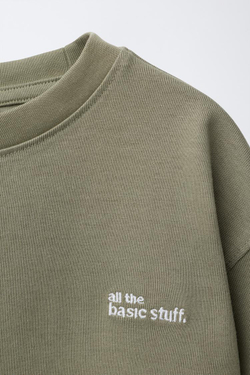 ZARA ФУТБОЛКА ИЗ ПЛОТНОЙ ТКАНИ С ВЫШИТОЙ НАДПИСЬЮ, СВЕТЛЫЙ ХАКИ