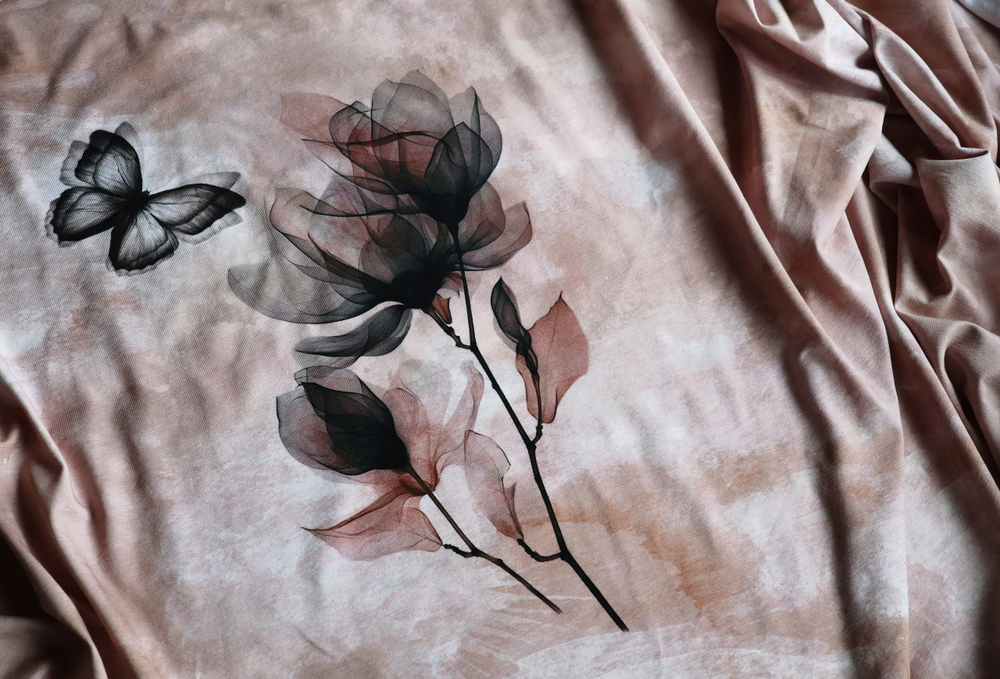 СВЕТЯЩАЯСЯ БАБОЧКА- Кулирка с лайкрой, компакт пенье (ДЖ66 Евгения) (к2 высота 60см, обрезан снизу + светлая полоса снизу купона 10см)