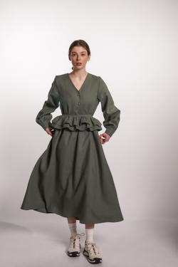 Платье с V-вырезом, поясом-баской и длинным рукавом из крапивы цвета хвои