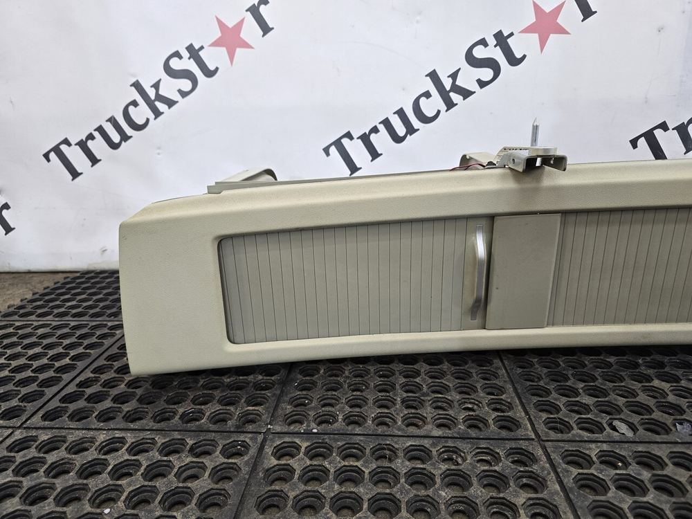 Консоль салона кабины задняя