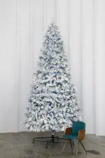 Заснеженная елка с гирляндой «Камчатская» холодный свет (Литая+пвх) 5 м