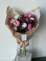 Букет из кустовых пионовидных роз, гортензии, георгин, кустовых диантусов и хелеборуса