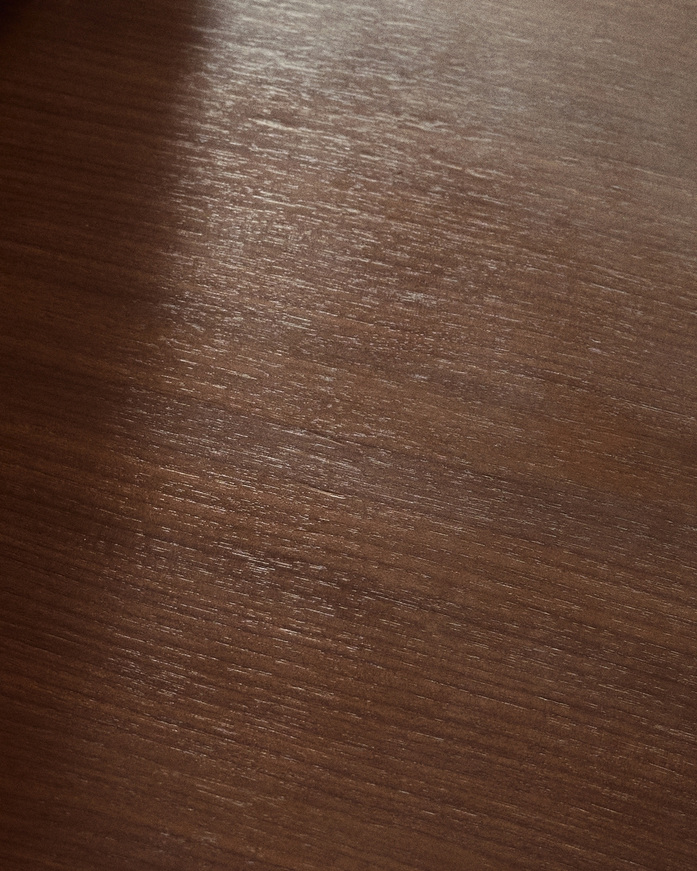 Стол Melvar из 100% орехового шпона с основанием из стали 150 x 150