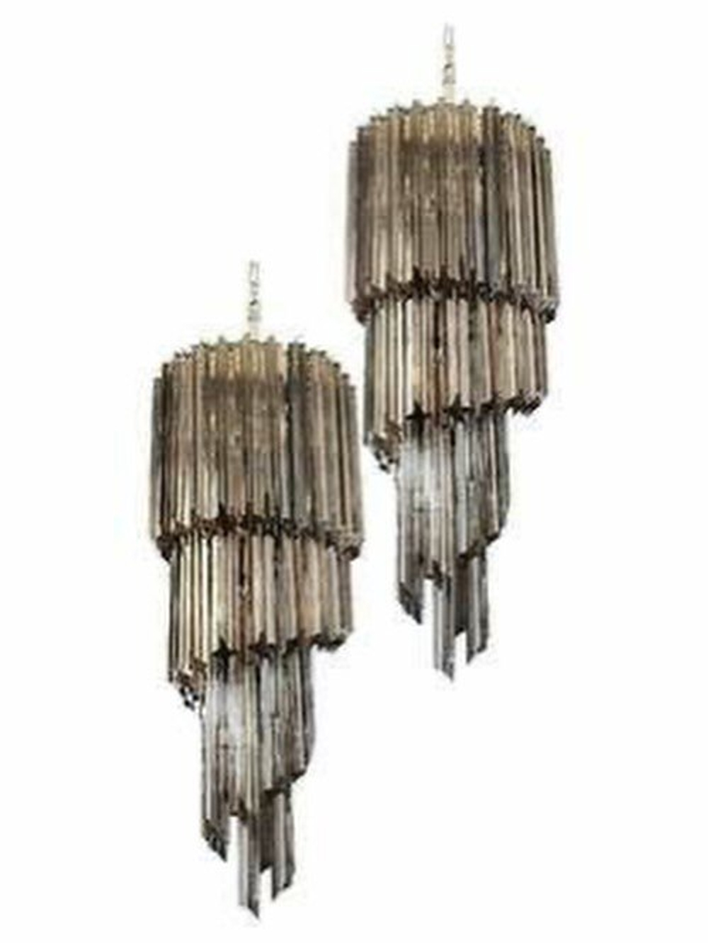 Эффектная подвесная люстра с каскадом вытянутых стеклянных подвесок в дымчатом оттенке.