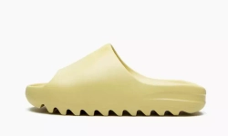 Yeezy Slides 'Desert Sand'