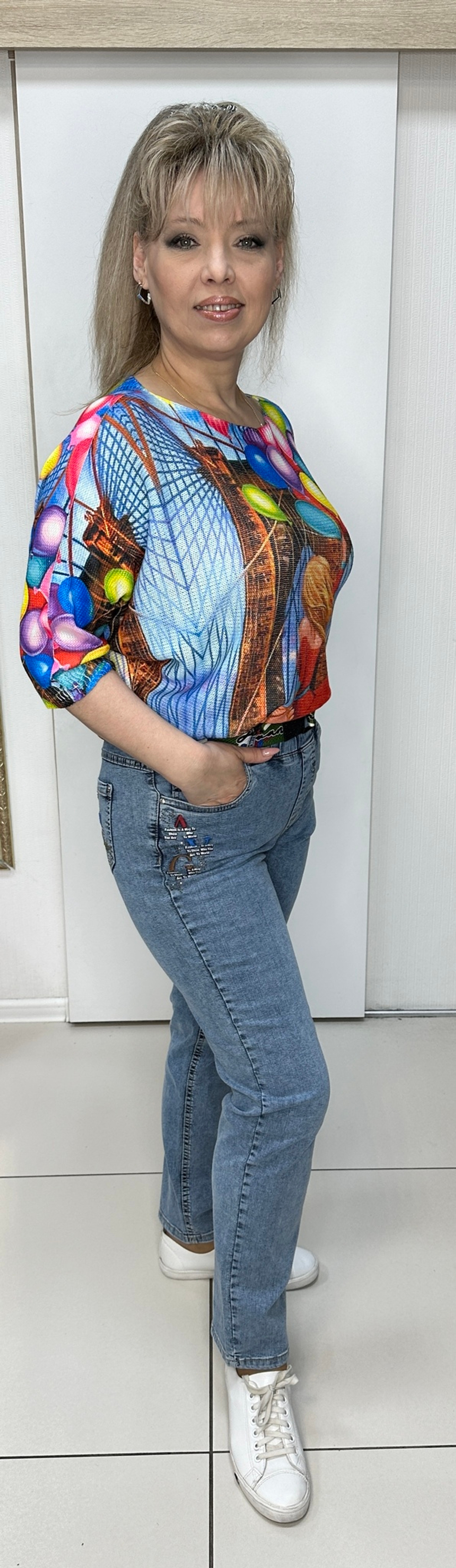 Синие зауженные джинсы со стразовым ассиметричным принтом