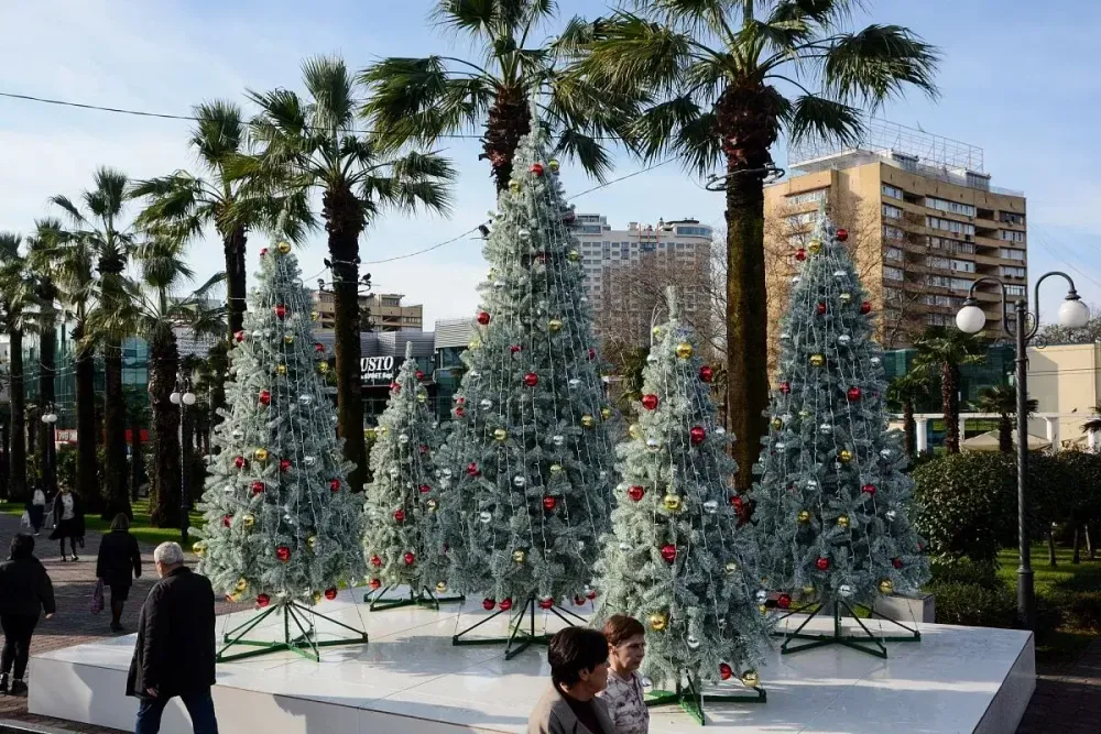 Уличная елка ствольная "Альпийская изумрудная" (пвх бело-зелёная) от 3 до 22 м