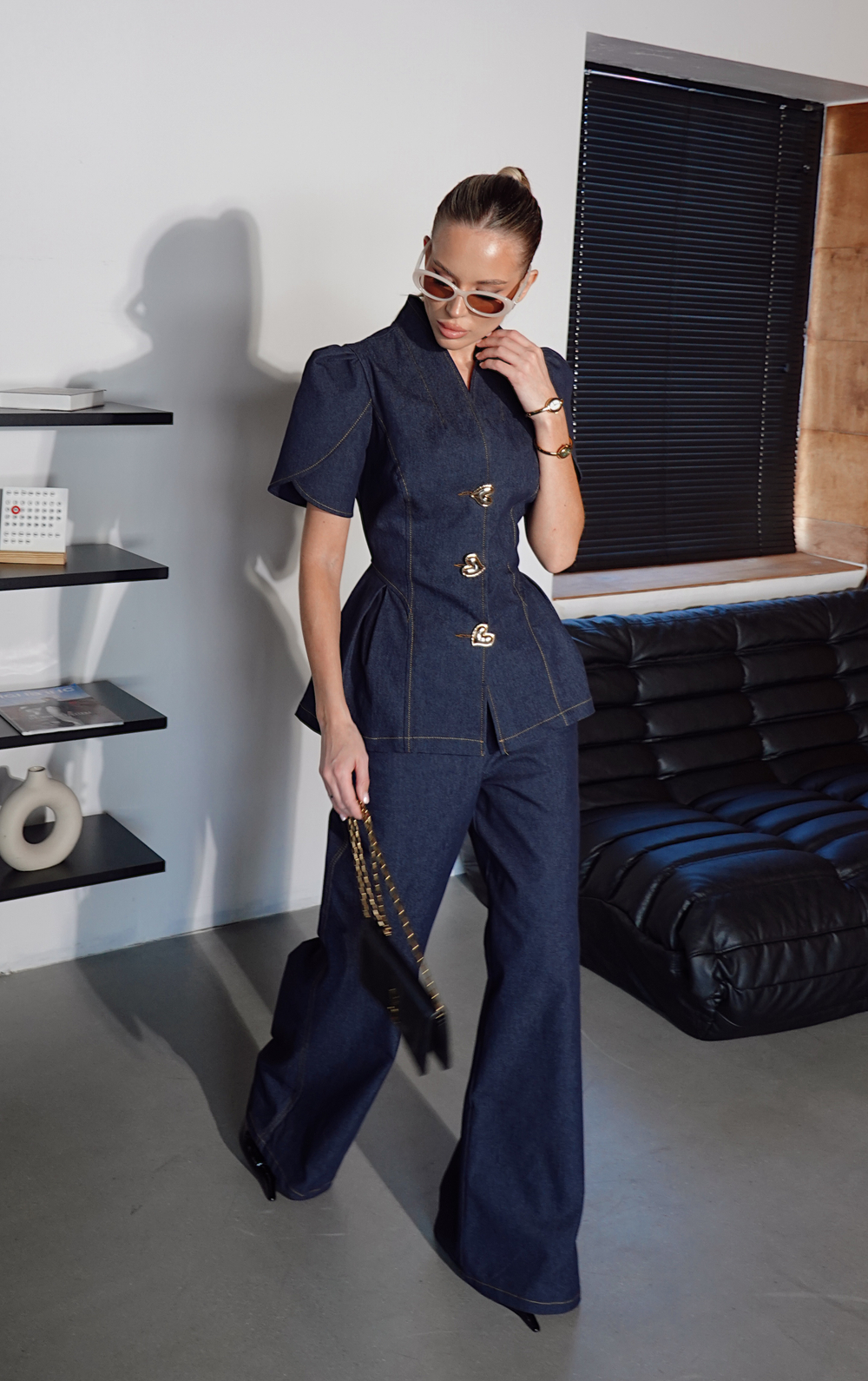 Костюм из джинсы с приталенным жакетом