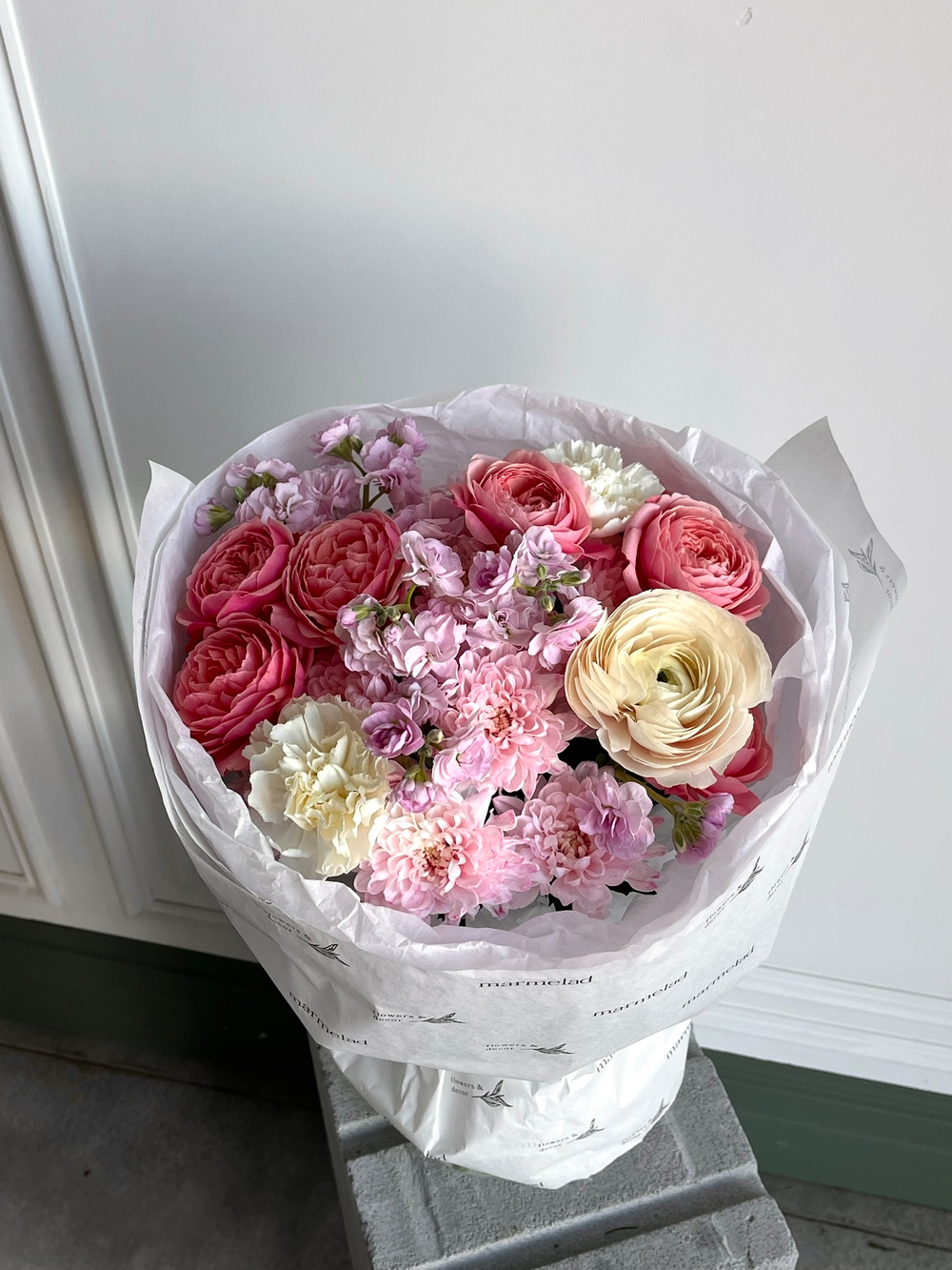 предзаказ - сборный букет из хризантемы, маттиолы, кустовых пионовидных роз и диантусов роз - размер S