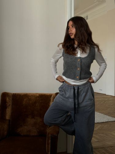 Серый жилет на пуговицах Outfit