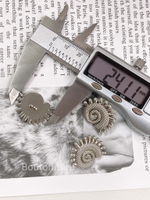 Пуговицы  Скиапар. серебристые рельефные в форме ракушки с жемчугом