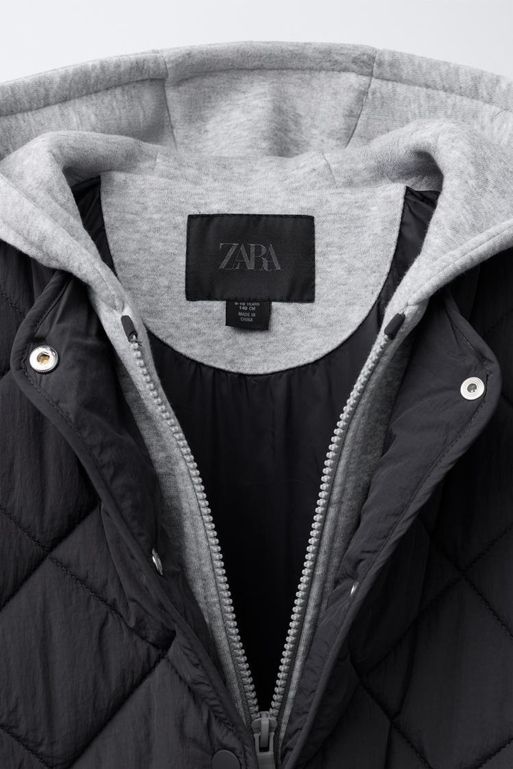 ZARA СТЕГАНАЯ КУРТКА С КАПЮШОНОМ, АНТРАЦИТОВО-СЕРЫЙ