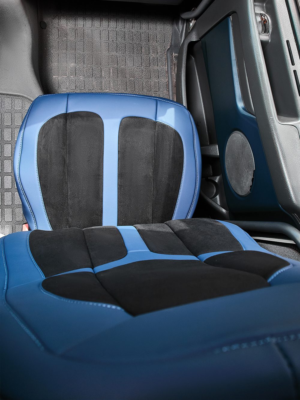 Чехлы Люкс VOLVO FH-13 после 2018 года: водитель от сиденья, пассажир от стойки кабины (один вырез под ремень) (экокожа, синий, черная вставка)