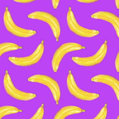 Бананы на фиолетовом фоне