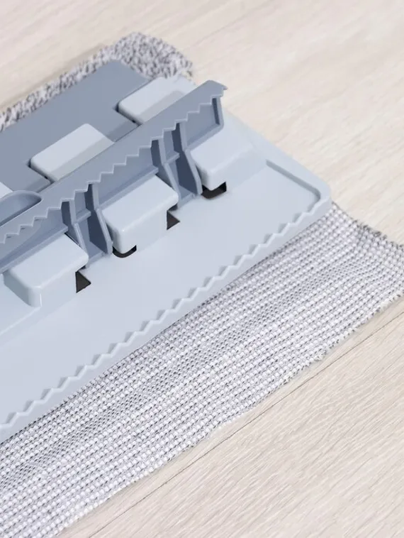 Швабра для мытья пола плоская Доляна, 2 насадки из микрофибры 42×13 см, телескопическая стальная ручка 83-125 см, цвет МИКС