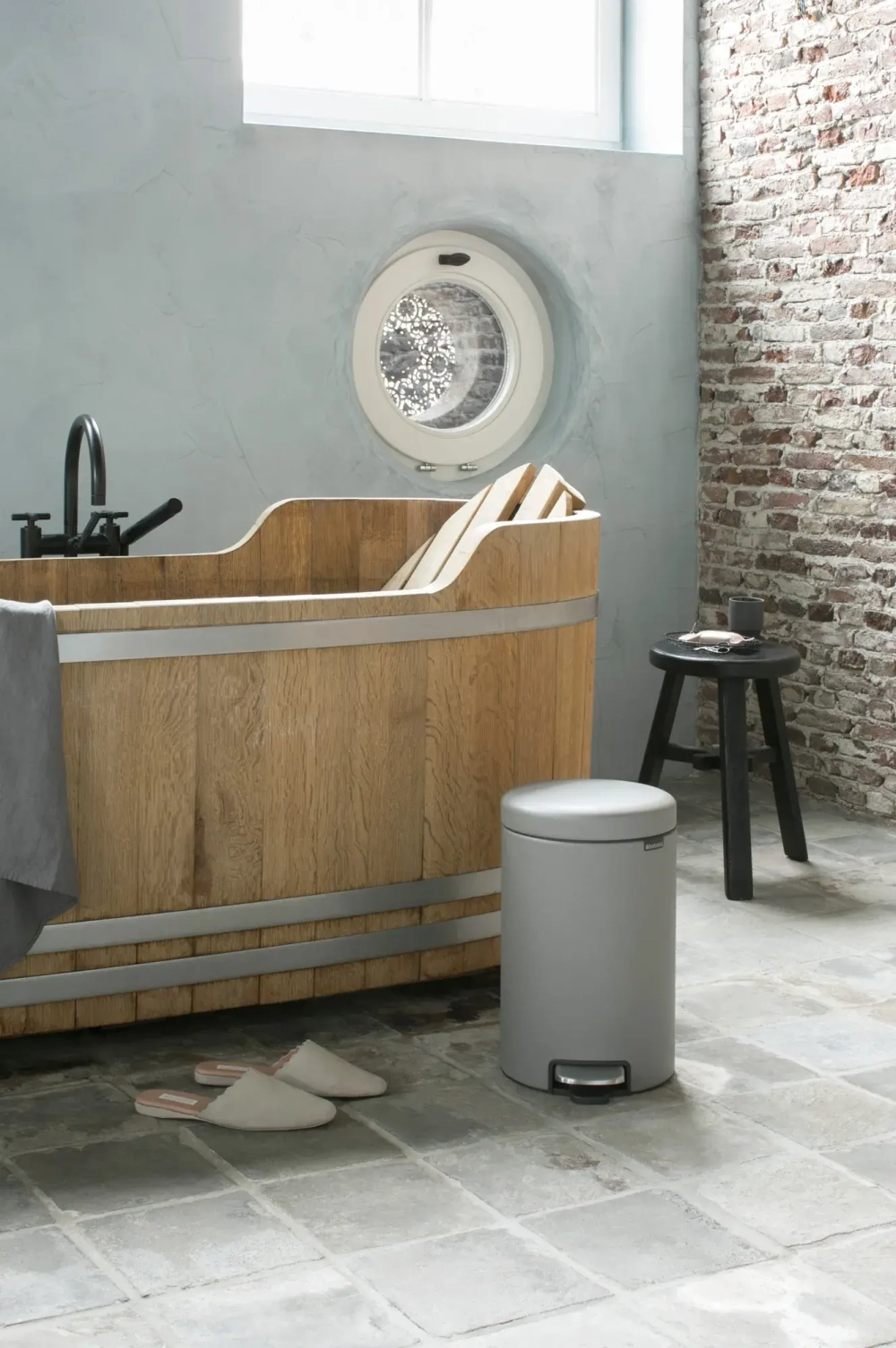 Brabantia Контейнер для мусора NewIcon 5л, минеральный бетон, серый