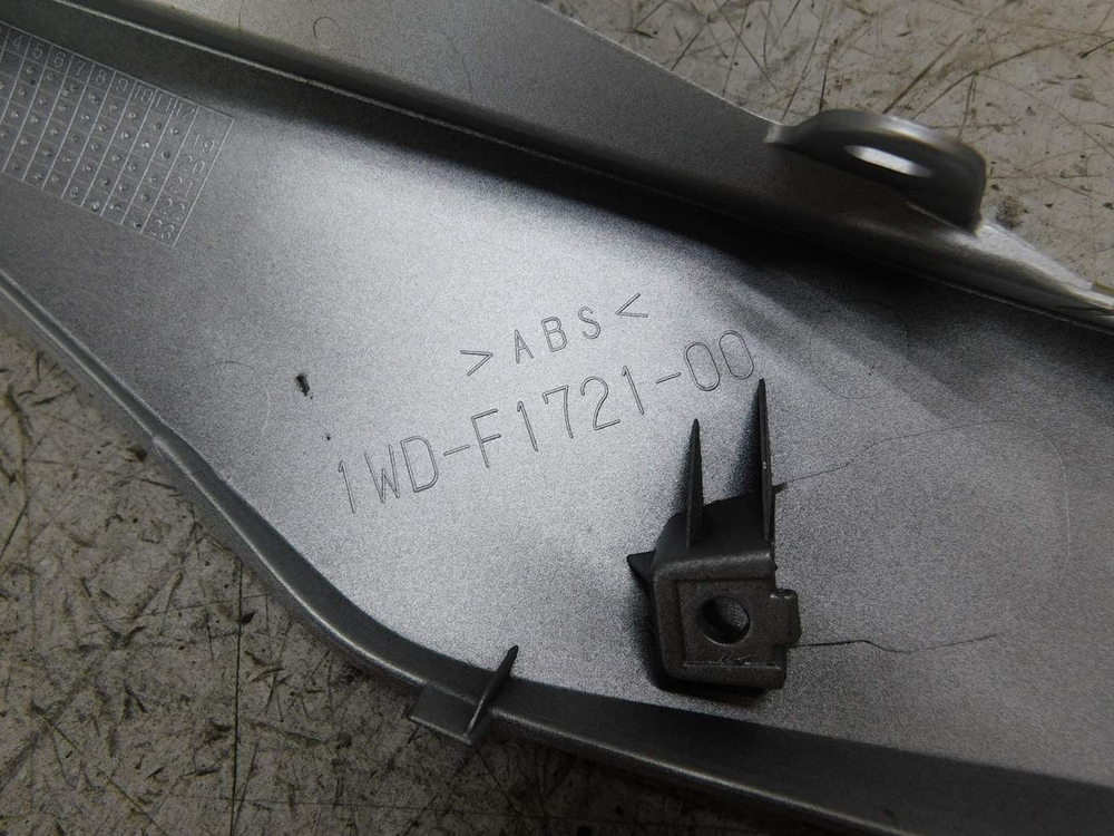 пластик задний правый Yamaha YZF-R25 1WD-F1721