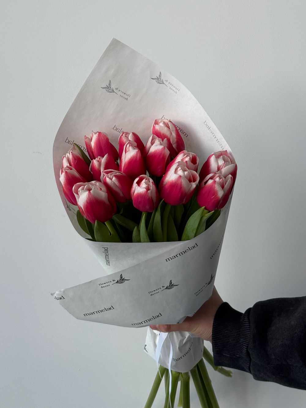 Букет из 15-ти красно-белых тюльпанов