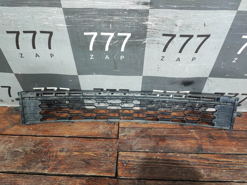 Решетка переднего бампера Skoda Rapid 1 17-20 Б/У Оригинал 5JA853677D