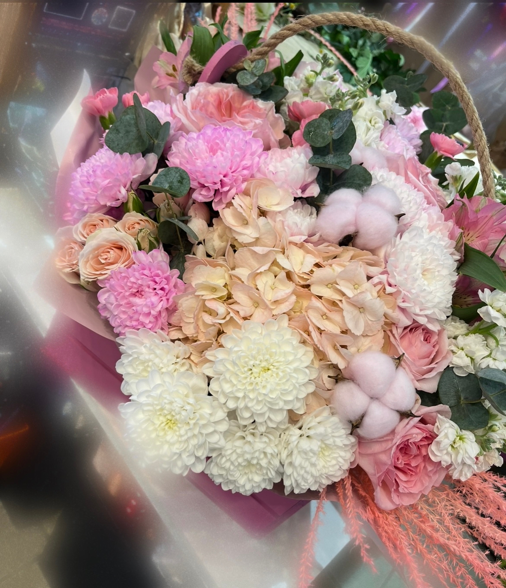 Композиция в деревянном ящике (гортензия, хризантема, роза кустовая, роза пионовидная, хлопок, альстермерия, эвкалипт, маттиола)