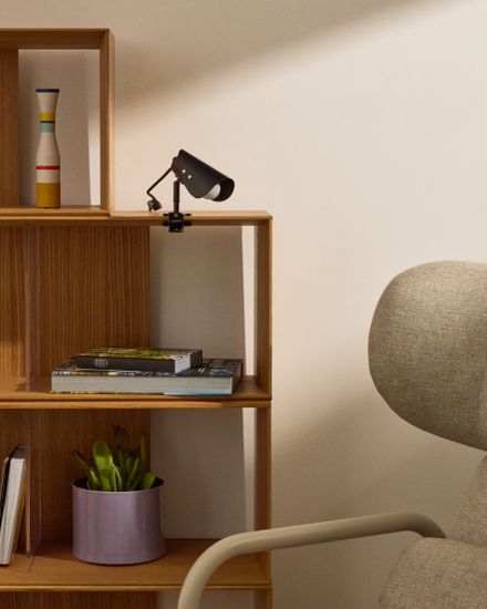 Маленькая настольная лампа Jula с зажимом из черного металла