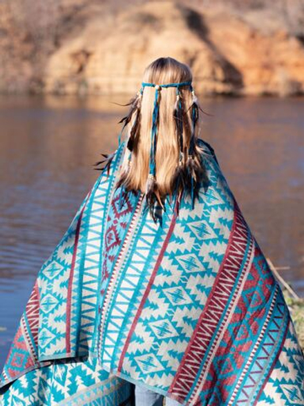 Теплый палантин с орнаментом