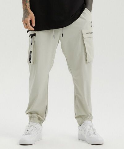 Брюки-джоггеры с карманами в стиле карго