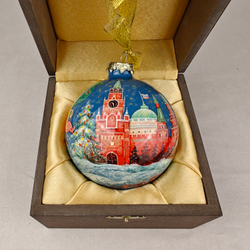Шар новогодний с круговой росписью "Тройка и Кремлевская елка" в футляре