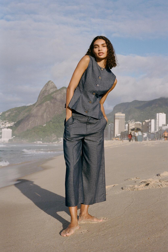 ZARA ЖИЛЕТ ИЗ СМЕСОВОГО ЛЬНА С ЗАЩИПАМИ, СВЕТЛЫЙ ИНДИГО