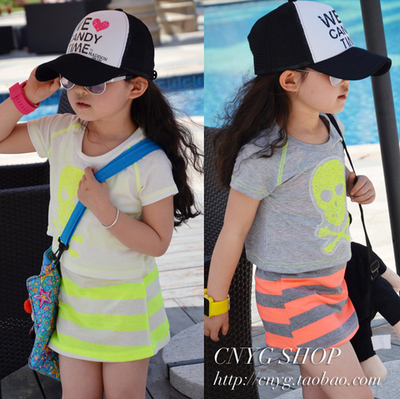 Костюм из сарафана в полоску и футболки с принтом черепа