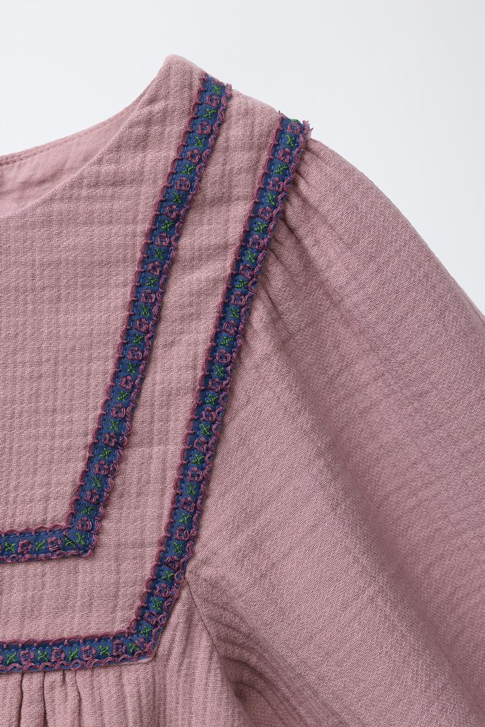 ZARA ПЛАТЬЕ В СТИЛЕ РУСТИК С ВЫШИВКОЙ, ТЕМНО-РОЗОВЫЙ