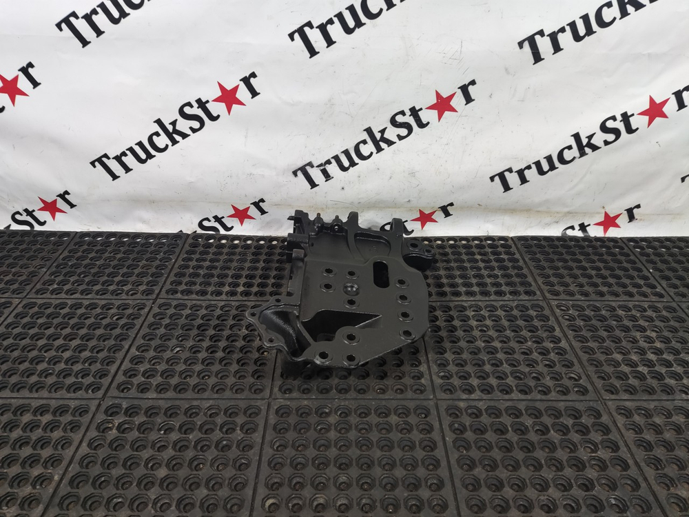 Кронштейн переднего бампера левый