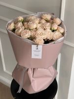 Авторский букет из кустовой пионовидной розы с крупным бутоном в оформлении