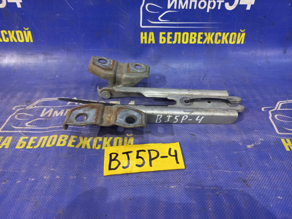 Петля капота левая MAZDA FAMILIA 2000