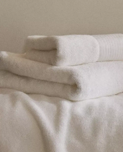 ZARA HOME БАННОЕ ПОЛОТЕНЦЕ С АППЛИКАЦИЕЙ В ФОРМЕ ПОЛОСЫ ТКАНИ, БЕЛЫЙ