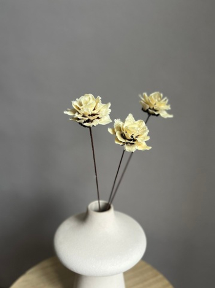 Декоративный цветок Камелия