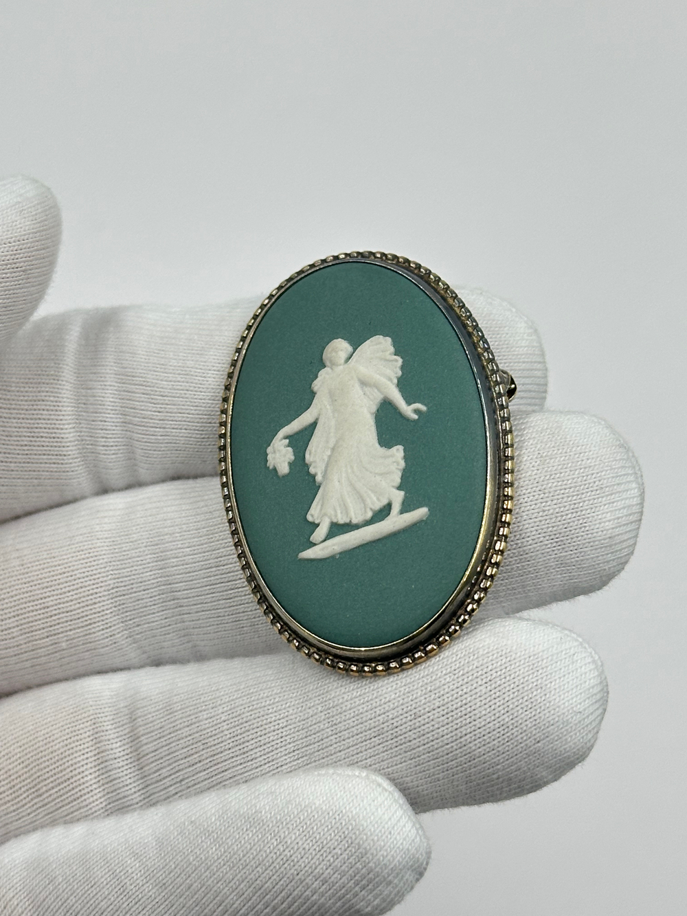 Брошь Wedgwood зелёная